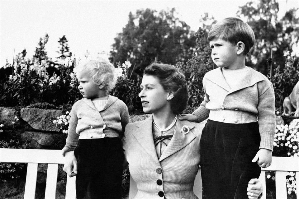 La Reina Isabel II posa para una foto con sus dos hijos, el Príncipe Carlos y la Princesa Anna, en el Castillo de Balmoral, en 1960.