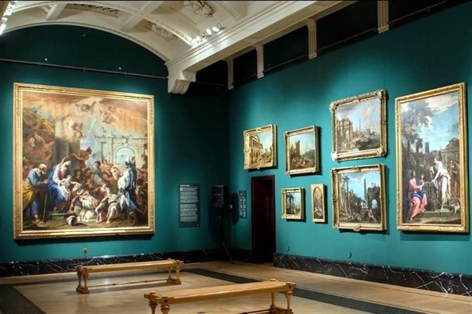 La Galería de la Reina en el Palacio de Buckingham alberga la Colección Real, que abarca pintura, fotografía, muebles y artes decorativas.