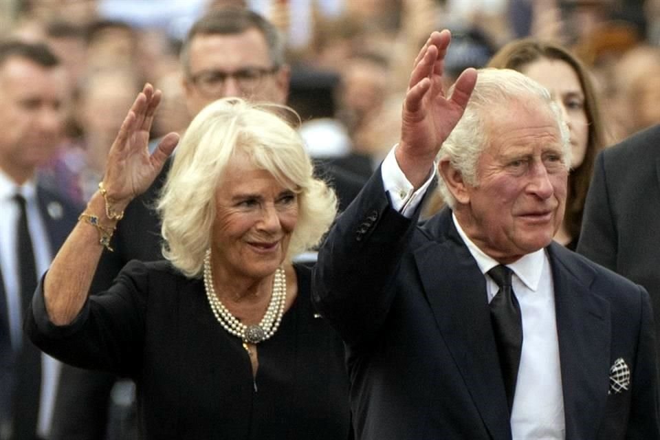 Camilla, la reina consorte, vistió de negro y con una joya de diamantes simbólica, en su regreso al Palacio de Buckingham.