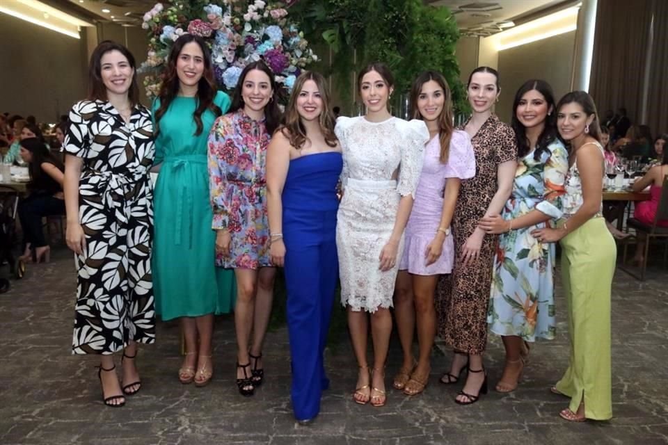 Lucía Potes, Lucía Regules, Michelle Lozano, Paulina Rodríguez, la novia, Daniela Rodríguez, Rebeca González, Clarissa Anguiano y Paula Rosiles
