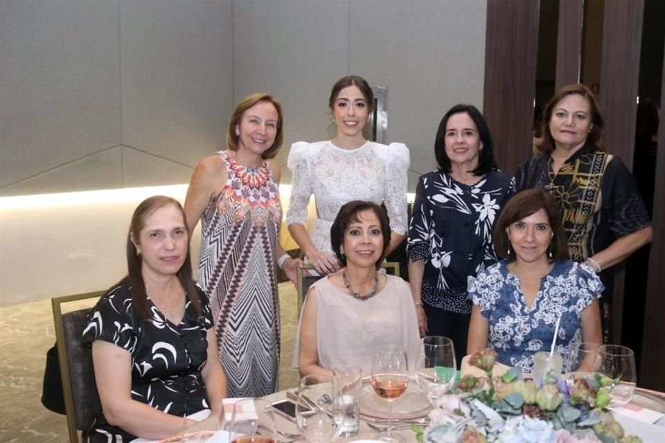 Dinorah García, la novia, Consuelo Flores, Ana de Valle, Luz María Cano, Margarita Rodríguez de Hernández y Carmen Garza