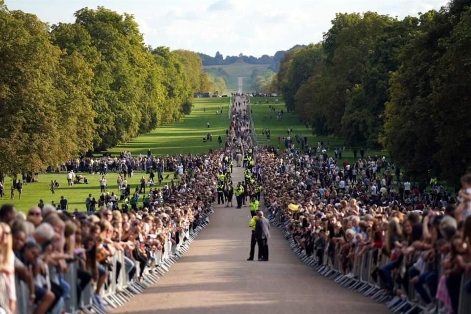 Las multitudes esperon para ver al Príncipe Guillermo y Enrique, en el Castillo de Windsor, luego de la muerte de la Reina Isabel II.