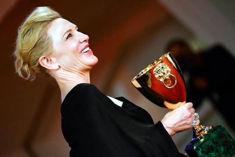 Cate Blanchett, sosteniendo la Coppa Volpi a la mejor actriz que recibió por 'Tar'.