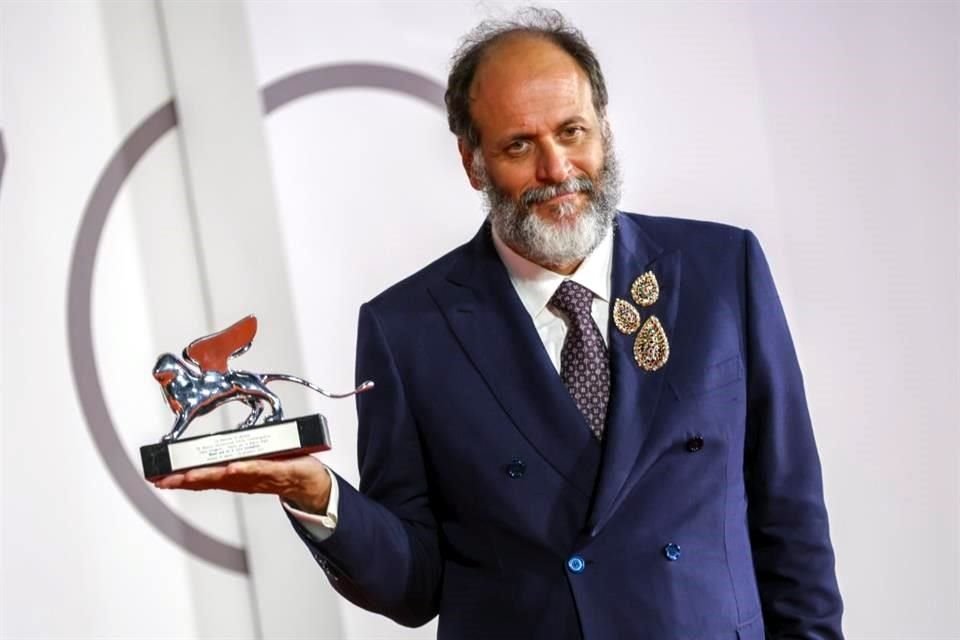 El director Luca Guadagnino posa con su León de Plata al Mejor Director por su película 'Bones And All'.