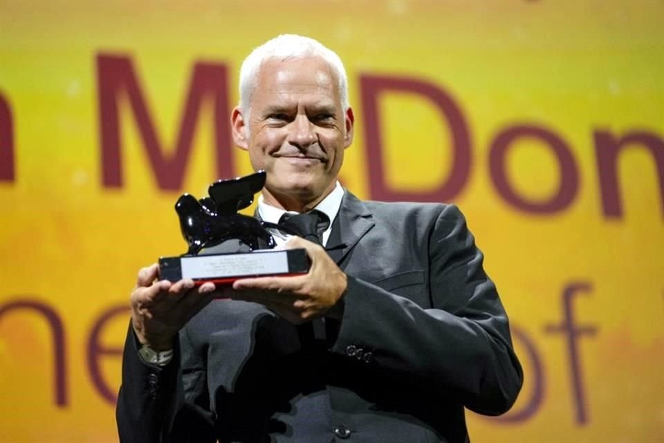 El director y escritor Martin McDonagh sostiene el premio al mejor guión por la película 'The Banshees of Inisherin'.