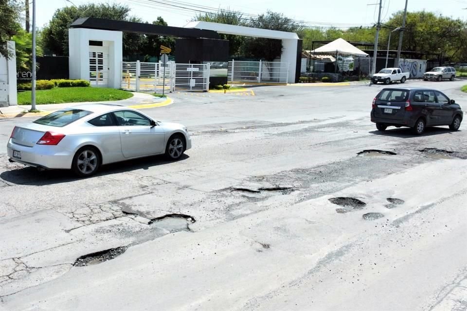Aparecen pozos ante la calidad cuestionable del pavimento en la Ciudad.