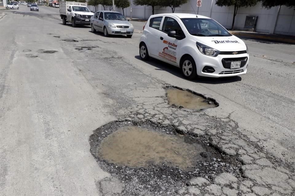 Aparecen pozos ante la calidad cuestionable del pavimento en la Ciudad.