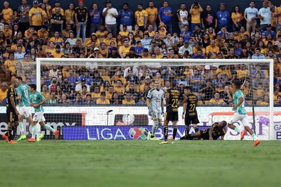 León se fue arriba en el partido con un autogol del defensor Samir Caetano al minuto 24.