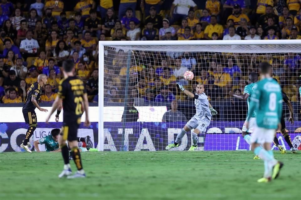Nahuel Guzmán salvó a Tigres de al menos una clara de gol.