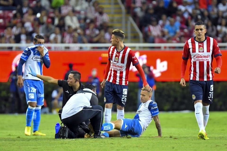 Gustavo Ferrareis fue consolado por sus compañeros.