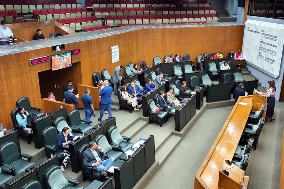 Las bancadas del PRI y el PAN se quedaron con la mayoría de la Comisión Anticorrupción en el Congreso y avalaron la convocatoria para elegir a los nuevos integrantes del Comité de Selección del SEA.