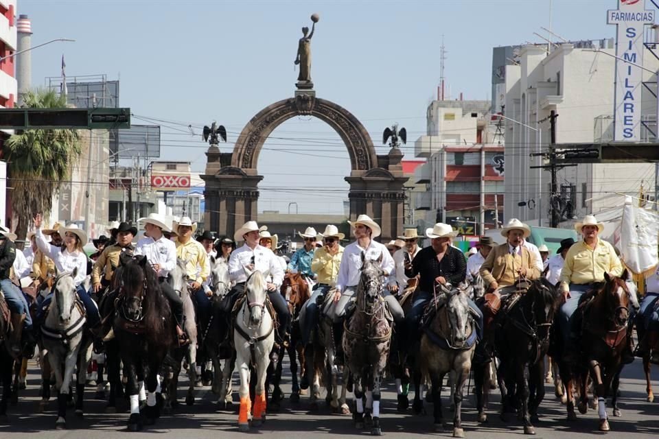 El Alcalde Luis Donaldo Colosio y el Gobernador Samuel García encabezaron una cabalgata para conmemorar los 426 años de la Fundación de Monterrey.