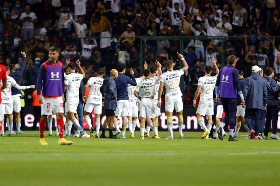 Los jugadores felinos agradecieron el apoyo de sus aficionados.