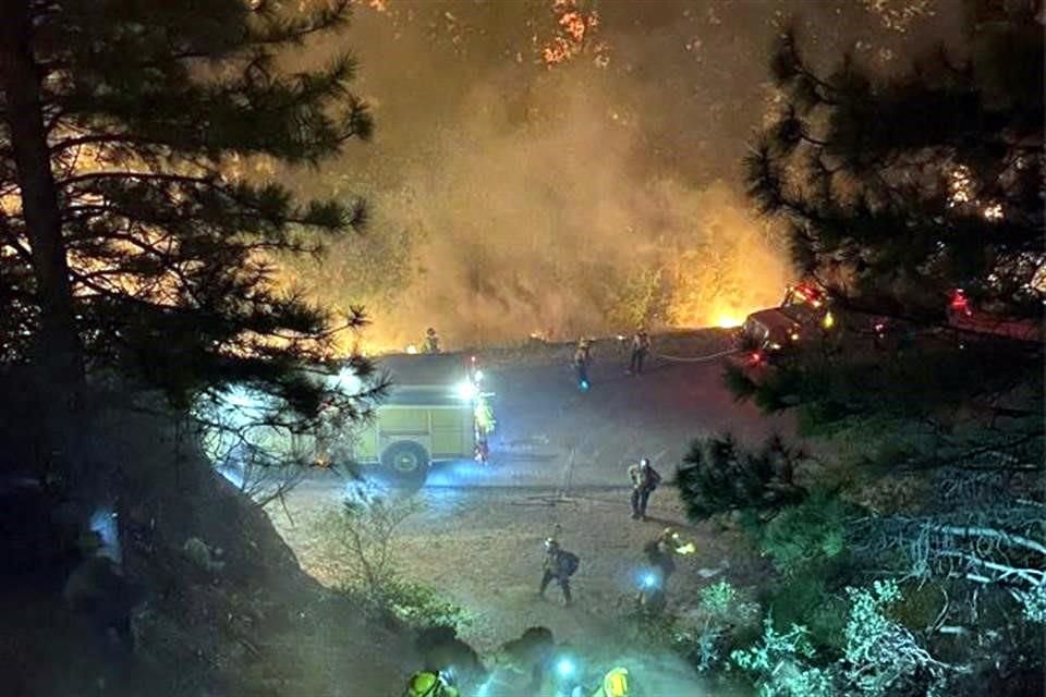 El Departamento de Bomberos de California trabaja para apagar el Mosquito Fire cerca de Sacramento.