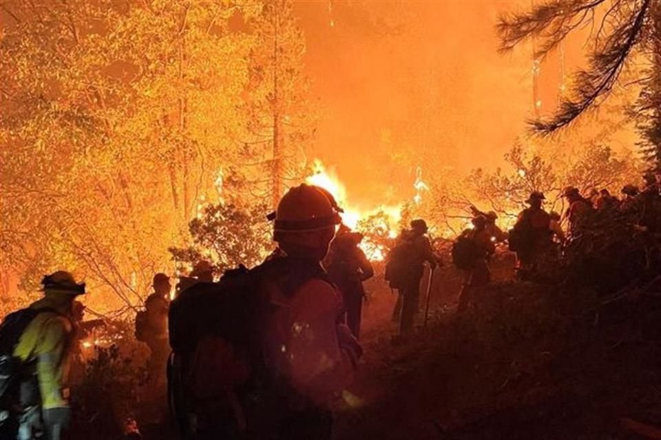 Bomberos en Sacramento trabajan para apagar el incendio que ya ha arrasado 17 mil hectáreas.