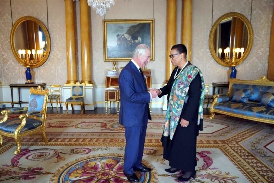 El Rey Carlos III recibe en el Palacio de Buckingham a la secretaria general de la Commonwealth, Patricia Scotland.