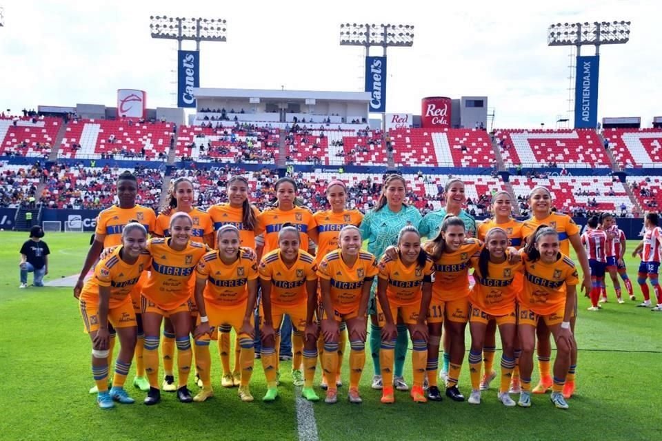 La clásica fotografía oficial previo al partido celebrado en el Estadio Alfonso Lastras.