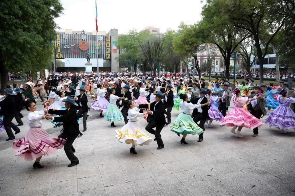Compañías de danza locales y nacionales se unen para romper el récord de baile folclórico mas grande de la historia.