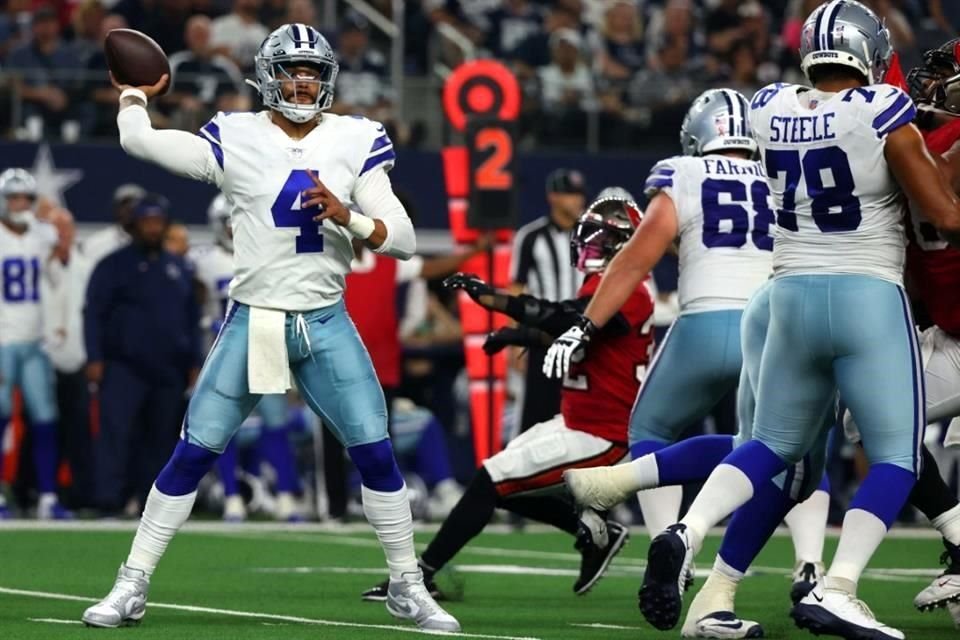 Dak Prescott (4) salió por una lesión en el dedo pulgar y tendrá que ser sometido a una cirugía.