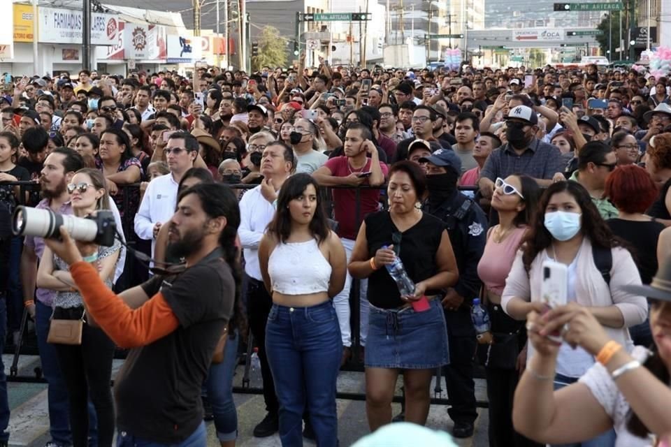 Las familias regiomontanas se congregaron sobre la avenida Madero en su cruce con Pino Suárez para disfrutar de una tarde-noche del Gran Festival Musical del Gobierno de Monterrey.