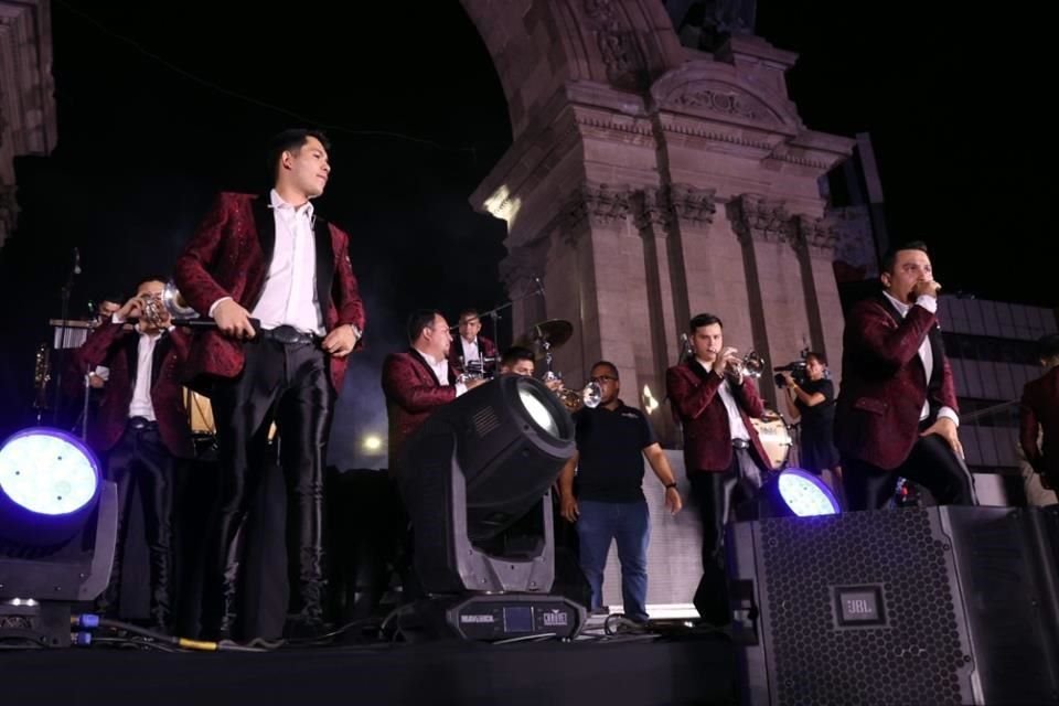 El retumbar de La Arrolladora Banda El Limón se colocó por toda la zona, sobre todo en los presentes que bailaron con su ritmo.