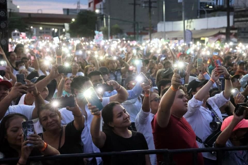 Los asistentes encendieron las luces de sus celulares para hacerse notar durante la presentación de La Arrolladora.