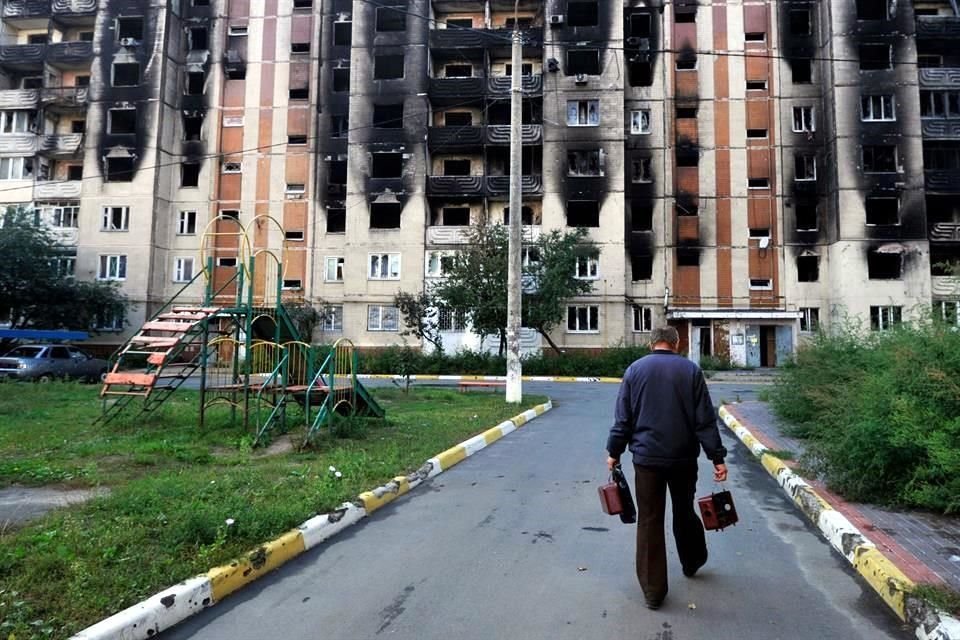 Un hombre camina hacia un edificio dañado en Irpin, a las afueras de Kiev.