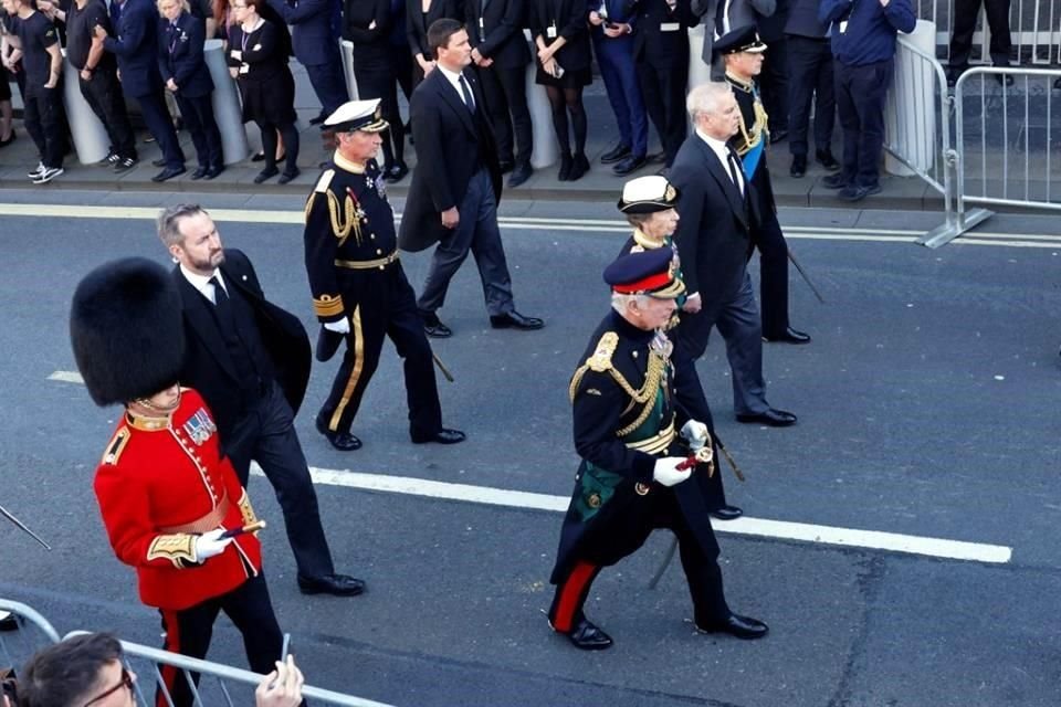 El Rey Carlos III, la Princesa Ana, el Príncipe Andrew y el Príncipe Eduardo durante la procesión del ataúd de su madre en Escocia.