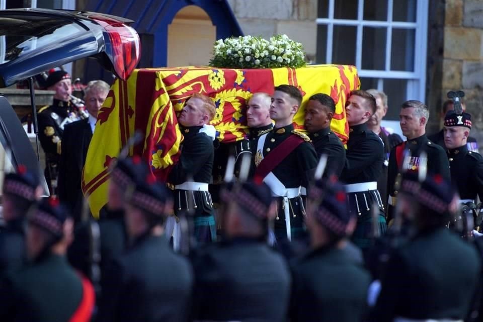 El ataúd de la Reina Isabel sale del Palacio de Holyroodhouse hacia la catedral de St. Giles.