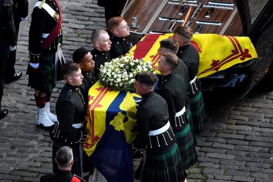 El ataúd de la Reina Isabel II fue ingresado para que toda escocia se despida de ella.