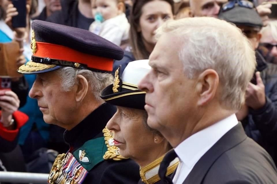 Los hijos de la Reina Isabel: Ana, Eduardo, Andrés y el Rey Carlos II han pasado de la ovación a la sobriedad en el funeral de la soberana.