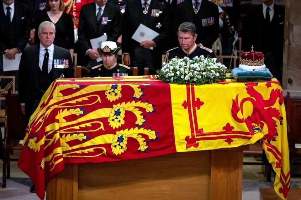 El atáud de la Reina, ataviado con un estandarte real y la corona de Escocia, durante la misa conmemorativa.