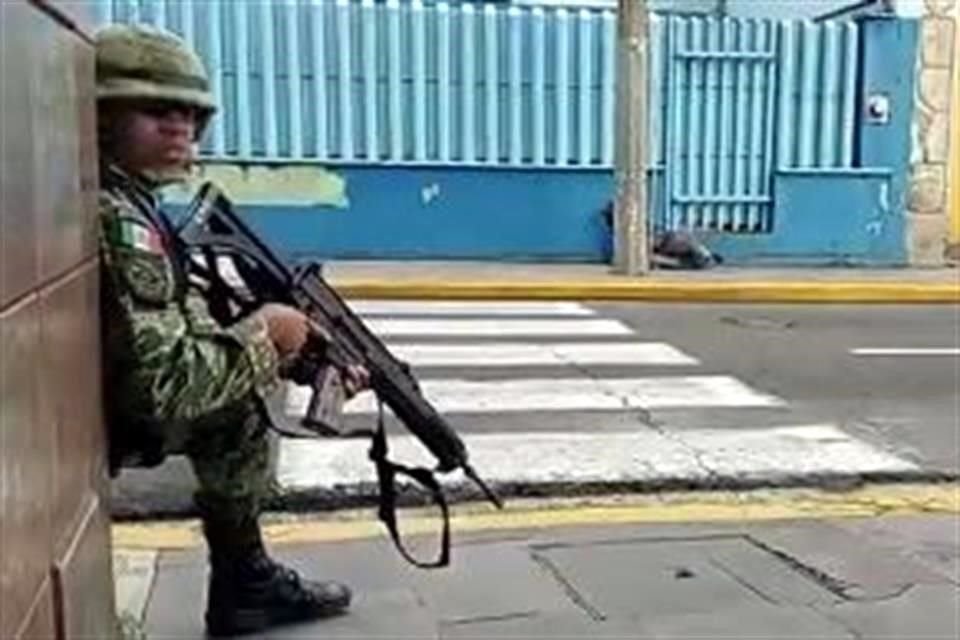 Un militar pide a pobladores resguardarse de balacera que ocurre cerca de una primaria en Orizaba, Veracruz.