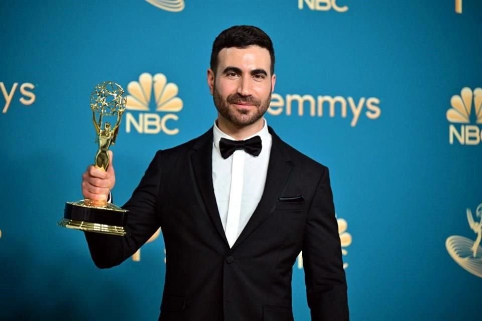 Brett Goldstein, feliz con su Emmy de actor de reparto en una comedia, por su personaje en 'Ted Lasso'.