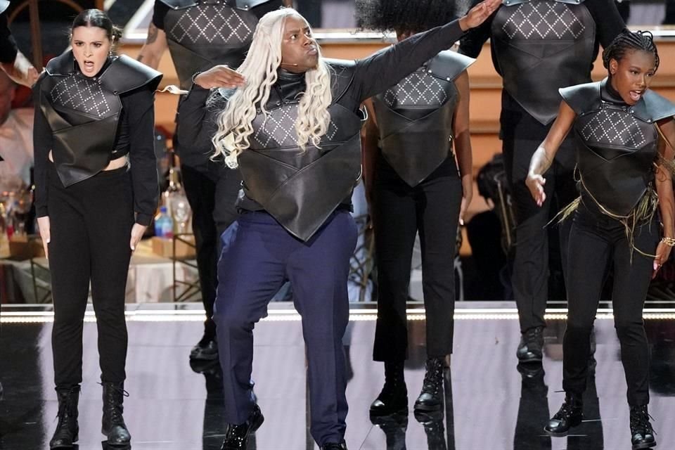 Durante el arranque, Kenan Thompson bailó al ritmo de una versión moderna del tema de 'Game of Thrones'.