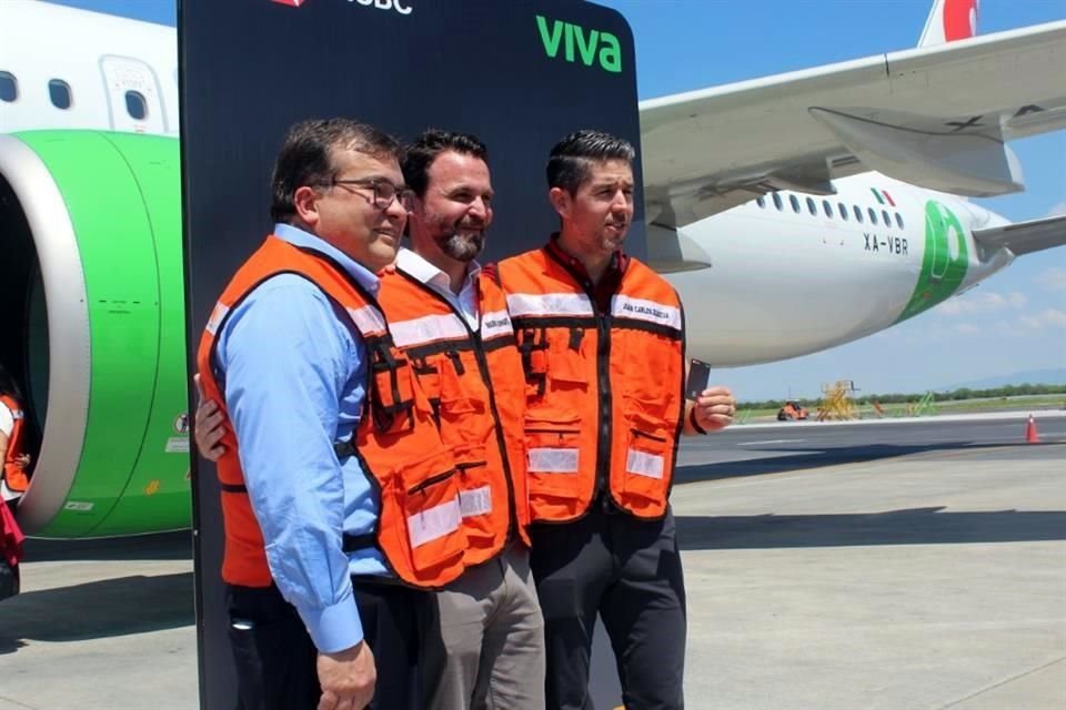 (izq. a der.), Jorge Arce, presidente de HSBC México; Mauricio Schwartzmann, Country Manager para Mastercard México, y Juan Carlos Zuazua, director general de Viva Aerobus.