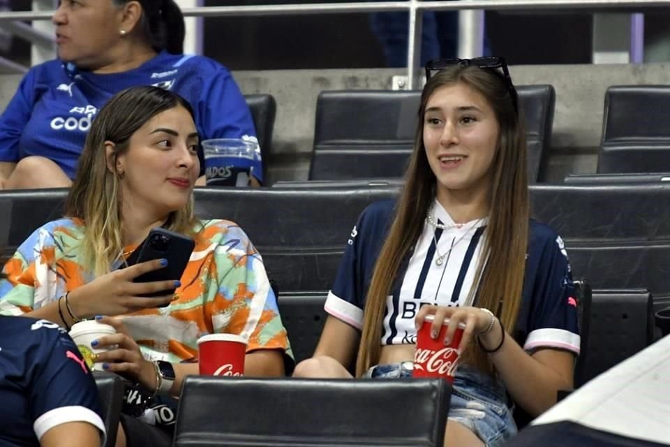 Tatiana Flores (der.), jugadora mexicana del Chelsea, estuvo presente en el Estadio BBVA para apoyar a su hermana Silvana, de Rayadas.