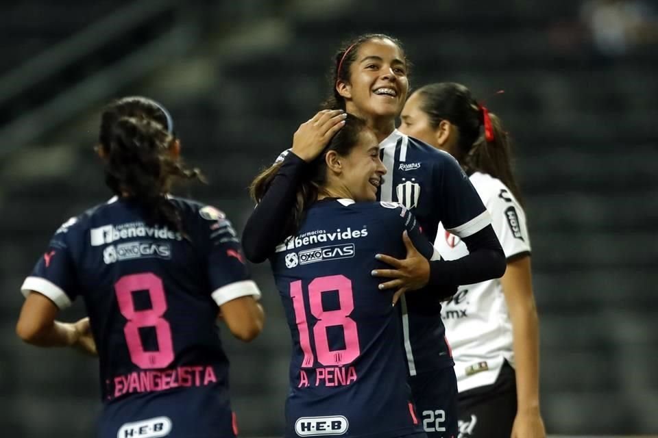 Aylin Aviléz (18), autora de dos goles, se abraza con Diana García en un festejo.