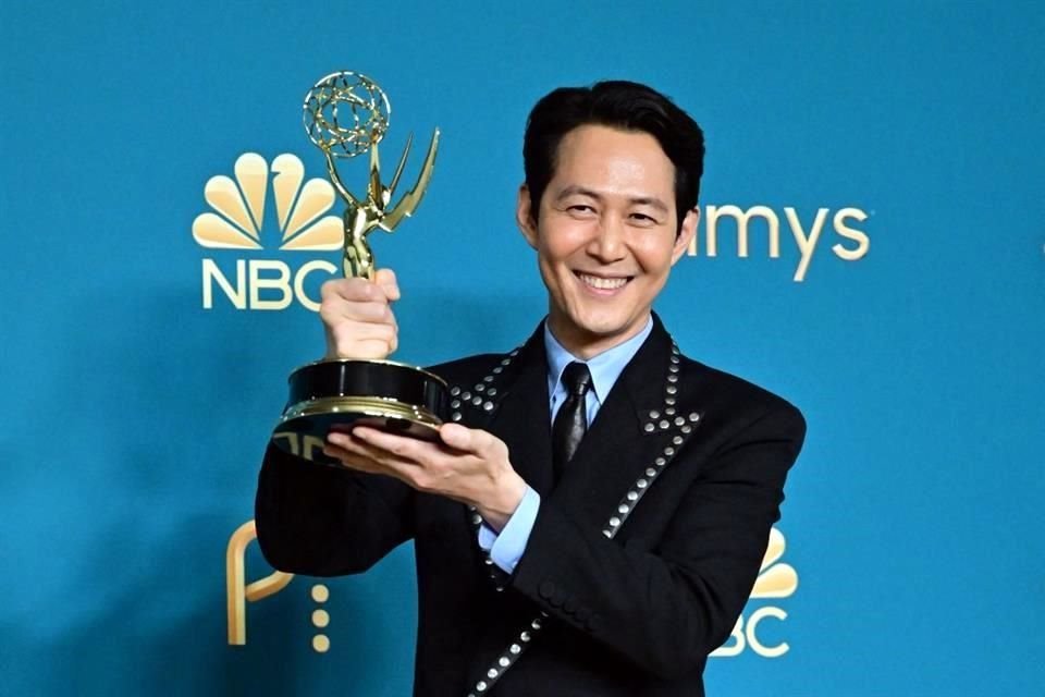 Lee Jung-jae se alzó como el mejor Actor en una Serie de Drama, por su papel en 'El Juego del Calamar', un logro histórico en los Emmys.