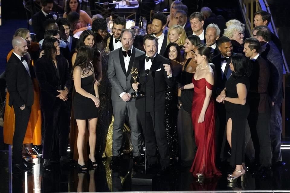 Jason Sudeikis y el resto del equipo de 'Ted Lasso', subieron al estrado, sumamente emocionados, tras ganar el premio a Mejor Serie de Comedia.