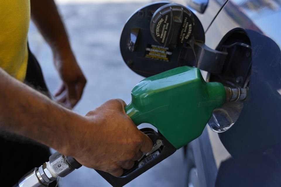 La semana pasada, la Presidenta Claudia Sheinbaum firmó un acuerdo con el gremio gasolinero para establecer el precio de la gasolina Magna en un máximo de 24 pesos. 