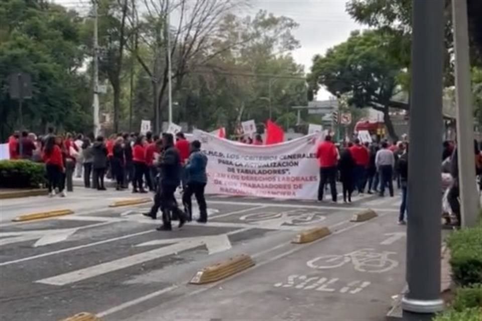 Trabajadores de Nacional Financiera bloquean ambos sentidos de la Avenida Insurgentes Sur.