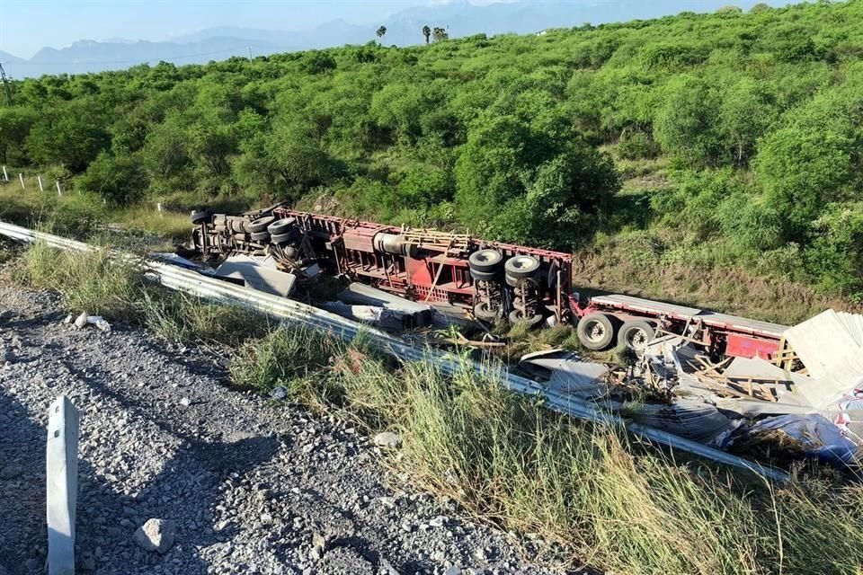 Alrededor de las 22:20 horas se registró el accidente en el kilómetro 78 del Anillo Periférico, entre la Carretera Juárez- Cadereyta y El Castillo.