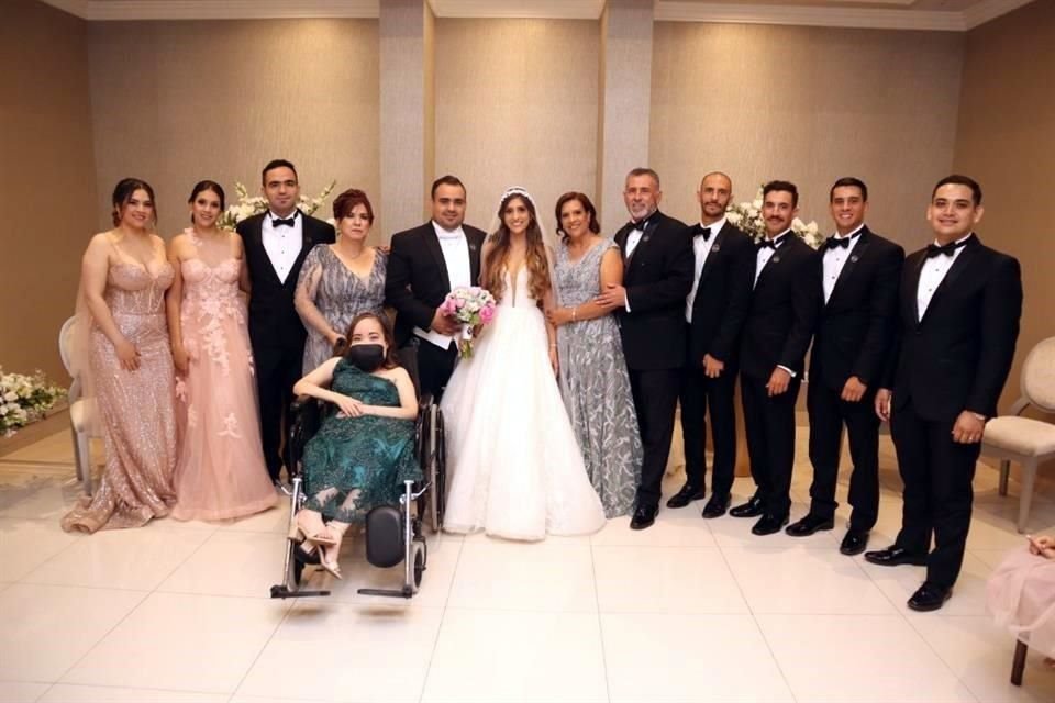 Caty Garza, Cecy Garza, Mauricio Martínez Garza, Sandra Garza Vázquez, Claudia Martínez, Abel Martínez Garza, Ángela Isabel Garza Palacios, Olga Lucía Palacios de Garza, Leonardo Garza Flores, Leonard