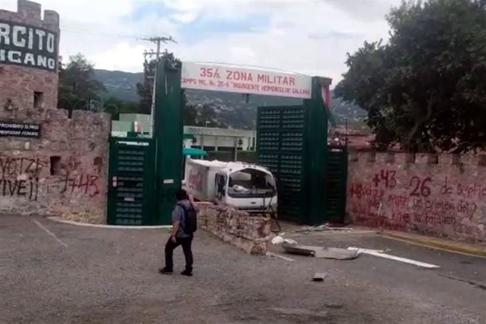 Los estudiantes derribaron la puerta de la entrada principal con un camión.