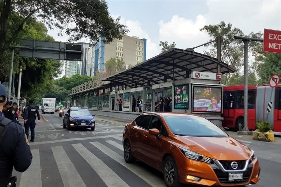 La circulación en ambos sentidos de Avenida Insurgentes, entre Barranca del Muerto y Eje 10 Sur, se restableció luego de un bloqueo.