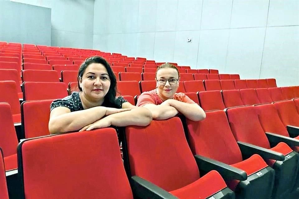 Alma Morales (izq.), directora, productora y actriz, y Elsa Caballero Cantú, autora del cuento 'El almirante de papel'.