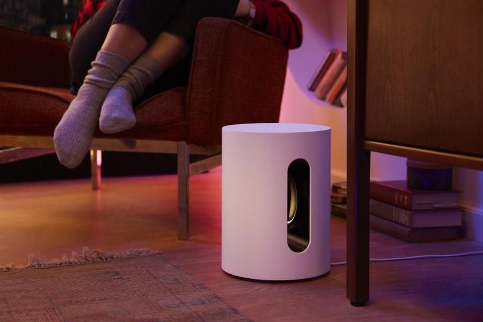 Se trata de una bocina inalámbrica para potenciar el cine en casa. Se puede combinar con las bocinas Sonos Beam o Ray.