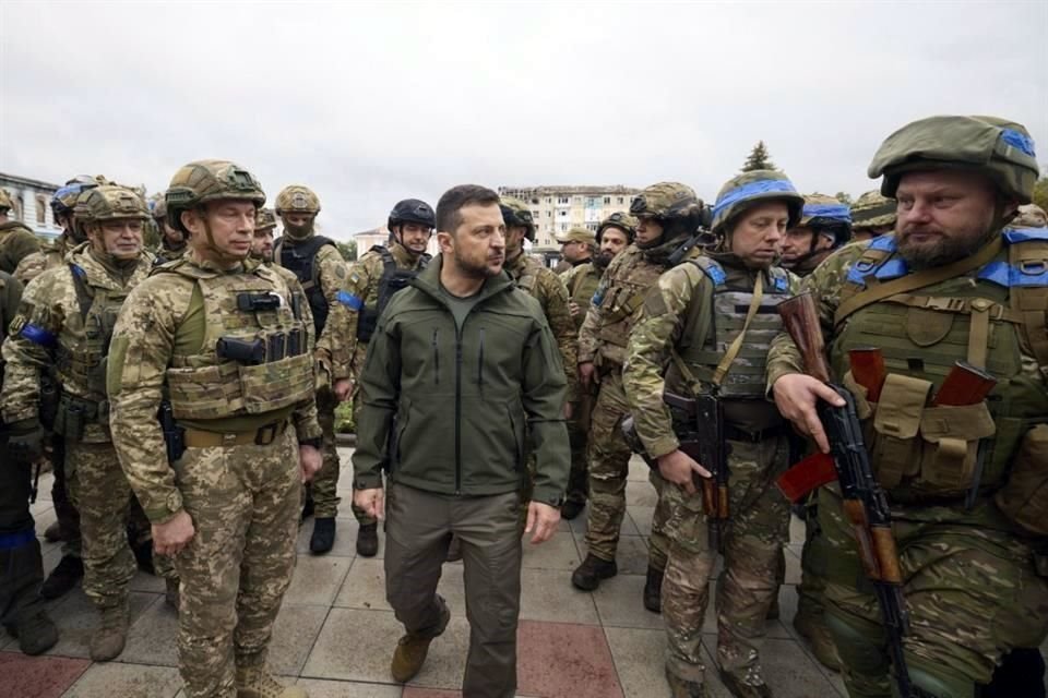 El Presidente de Ucrania Volodymyr Zelensky, rodeado por soldados durante su visita a Izium, en la región de Járkov.