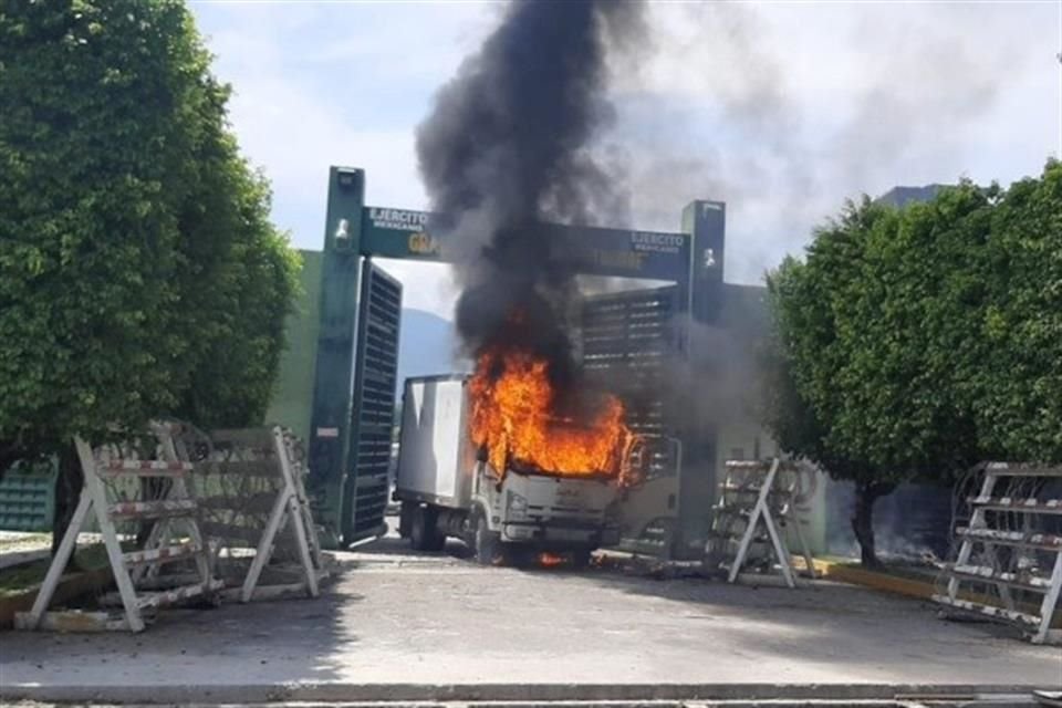 Un grupo de policías militares estaba dentro del cuartel, pero no intervinieron cuando los normalistas estrellaron el camión en la puerta del Batallón.